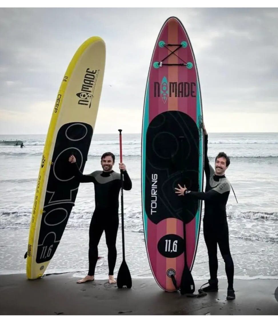 Equipo Nómade Sports con tablas SUP en la playa